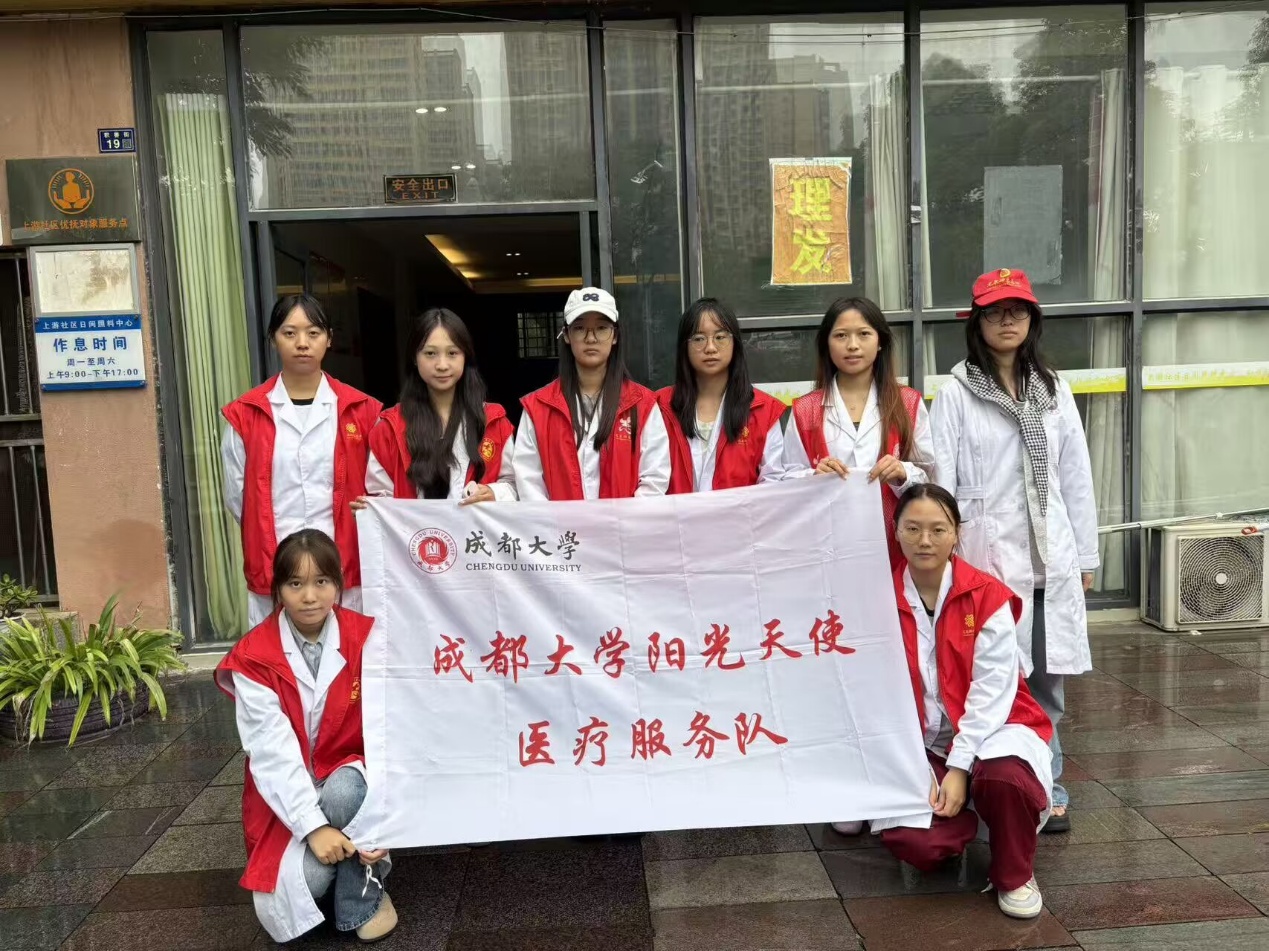 志愿者在上游社区日间照料中心前合影